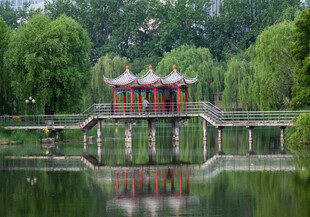 湖畔廊桥映景