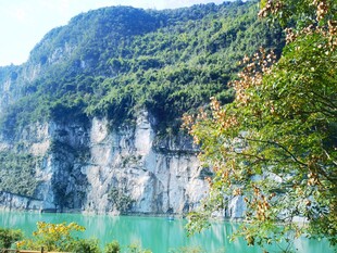 青山绿水间的秀丽江景