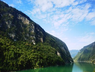青山绿水间的秀丽江景