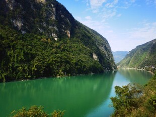 青山绿水间的秀丽河谷