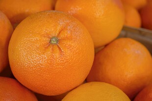 新鲜饱满的橙子堆