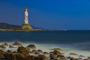 三亚南海观音与礁石美景