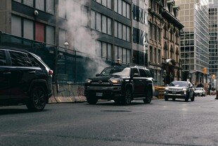 城市街道上行驶的多辆汽车