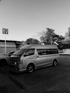 停车场中的银色面包车