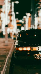 夜晚街边的复古汽车
