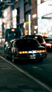 夜晚街头行驶的复古汽车