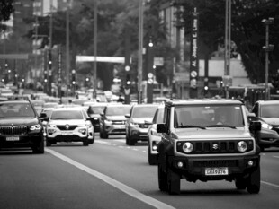 城市道路上的繁忙车流