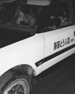 白色厢式货车局部特写