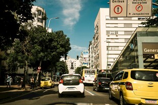 城市街道繁忙交通景象