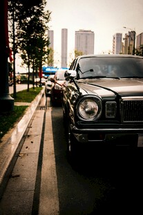 路边停放的复古黑色轿车