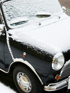 覆雪的复古汽车