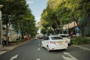城市街道上行驶的白色车辆