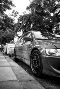 路边停放的经典改装汽车