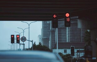 雨中路口的交通信号灯