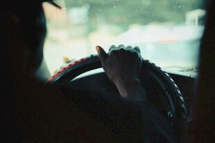 女子驾车手握方向盘