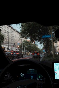 车内视角的城市道路景象