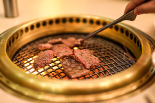 炭火上的美味烤肉时刻
