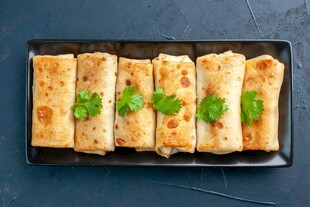 美味春卷整齐摆放在盘中