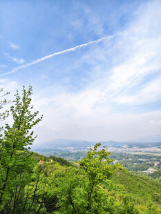 山间绿野 远眺碧空美景