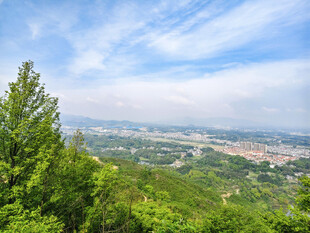 山顶俯瞰城市风光美景