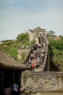 长城上的热闹游客景象