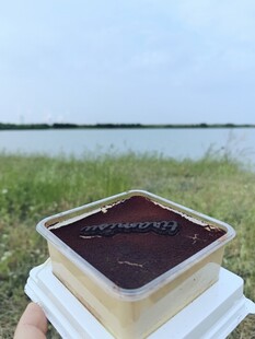 手持盒装美味深色甜点