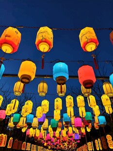 多彩灯笼装点夜空