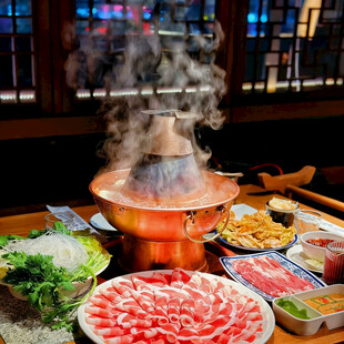 炭火铜锅火锅烟火气涮肉美食摄影