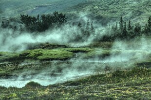 山间氤氲雾气的自然美景