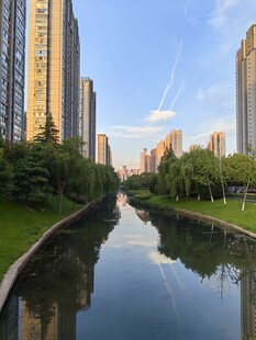城市河畔风光