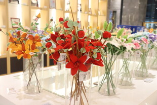 多彩花瓶插花展示