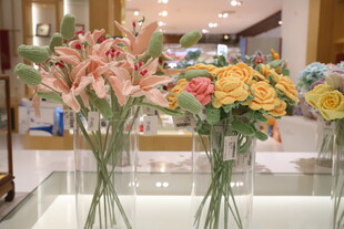 店内多彩鲜花花瓶展示