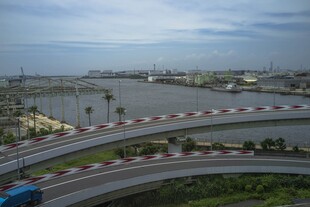 日本城市高架桥与水域景观