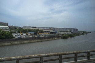 日本河畔城市景观远眺