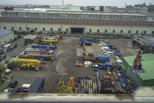 日本建筑工地设备停放场景