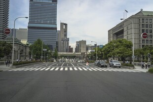 城市宽阔路口的街景