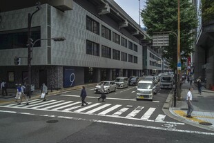 日本城市街道行人车辆通行场景
