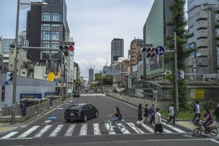 日本城市街道行人与交通景象
