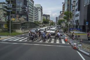 日本城市路口行人车辆通行景象