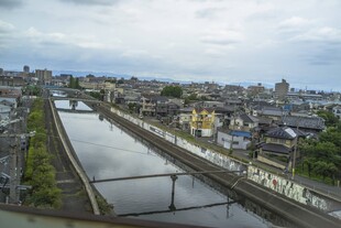 城市河畔景观全景