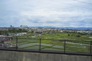 日本俯瞰城郊田野与建筑景观