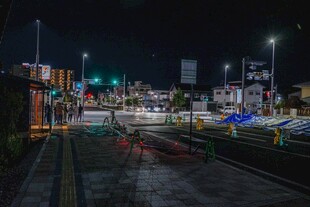 日本夜晚城市下的施工场景