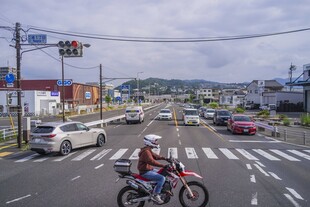 日本城市路口骑摩托车的人