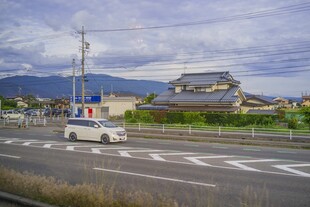 日本公路旁的建筑与行驶车辆