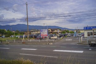 日本公路旁的小镇景象