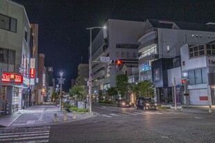 夜晚宁静的日本城市街道景象