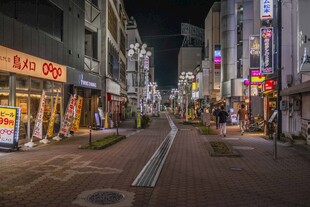 日本夜晚繁华商业街夜景
