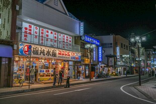 日本夜晚繁华的街边商铺