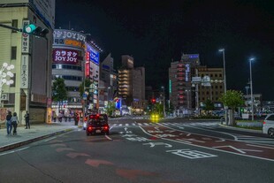 日本城市街道夜景中的节日装饰