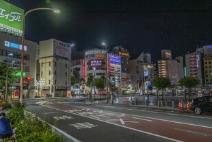日本城市夜晚繁华街道景象